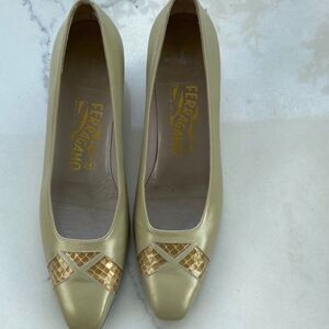 Salvatore Ferragamo leather heeled shoes in green with a golden hue S.8